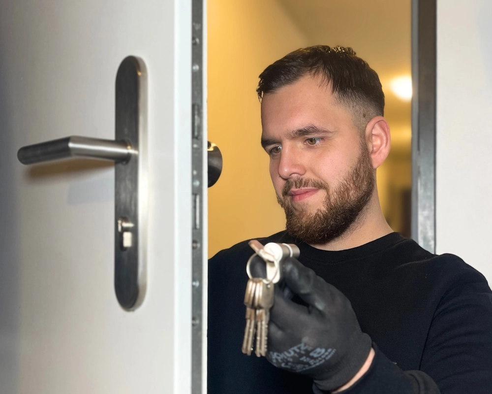 Türöffnung in Hamburg – Türnotdienst Hamburg (Pavel Zidler) öffnet eine Wohnungstür.