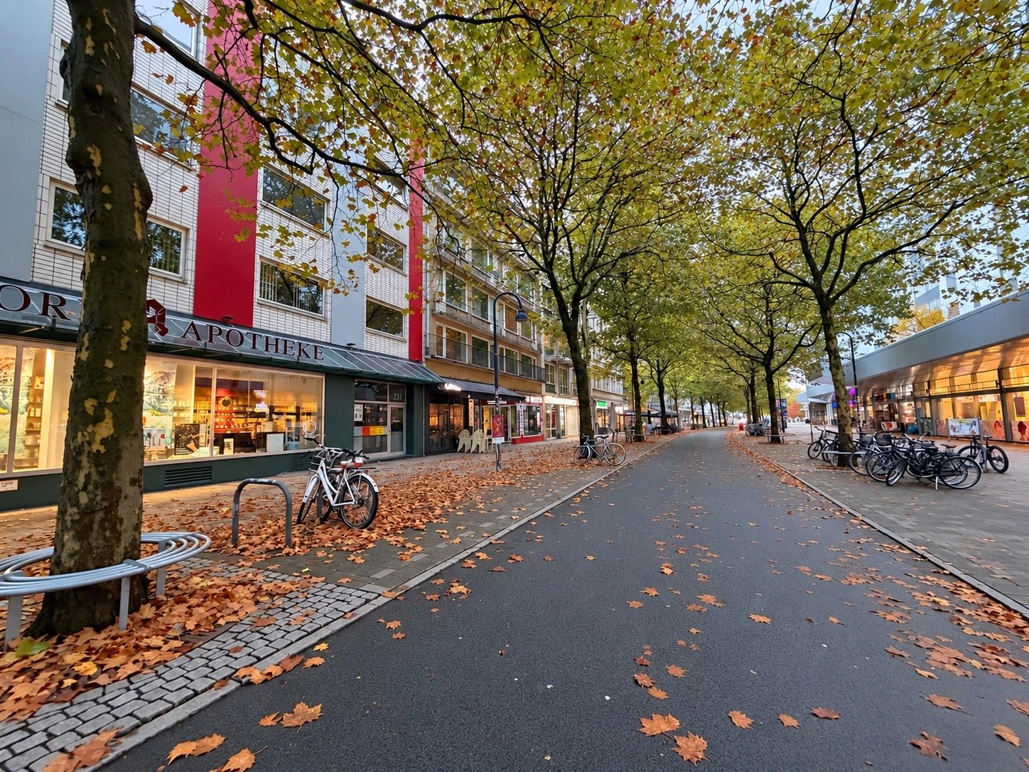 Straßenszene in Hamburg-Altona-Altstadt mit Altbauten, Außengastronomie und Gehweg.