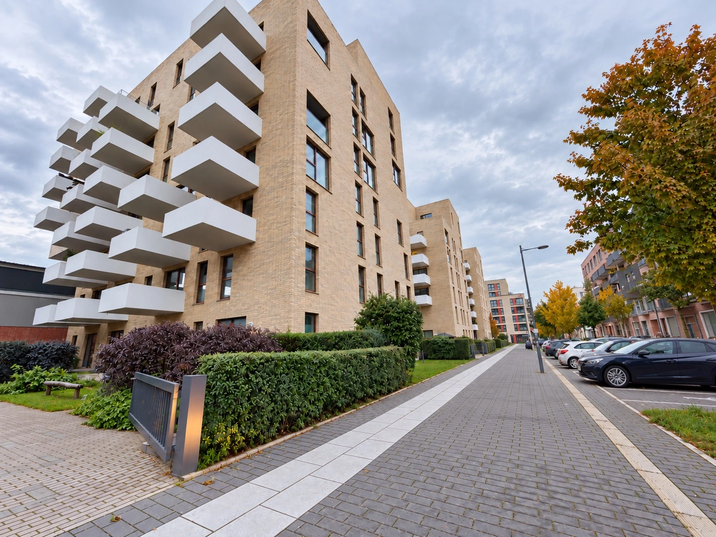 Moderne Wohnhäuser mit Balkonen im Wohnquartier Mitte Altona in Hamburg-Altona-Nord.
